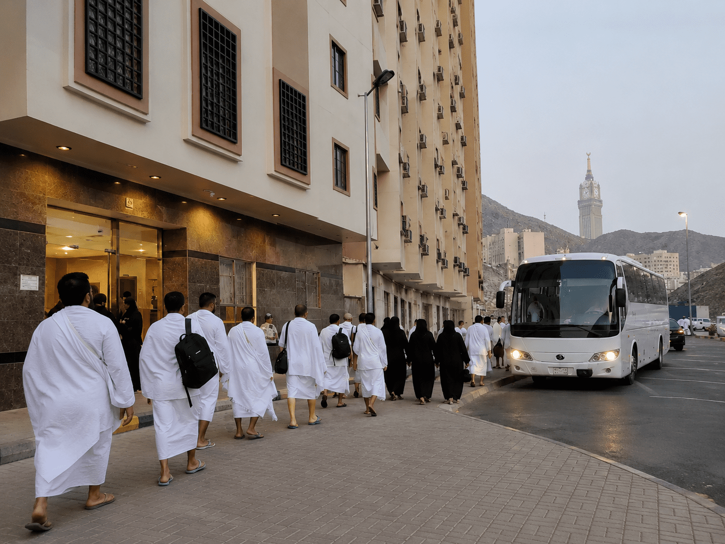 Pilgrims arriving at Umrah accommodation with shuttle transport near Makkah