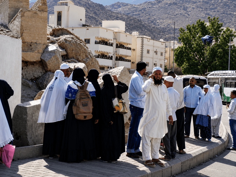 Al Muzammil guide assisting Umrah pilgrims during a ziyarat visit in Saudi Arabia